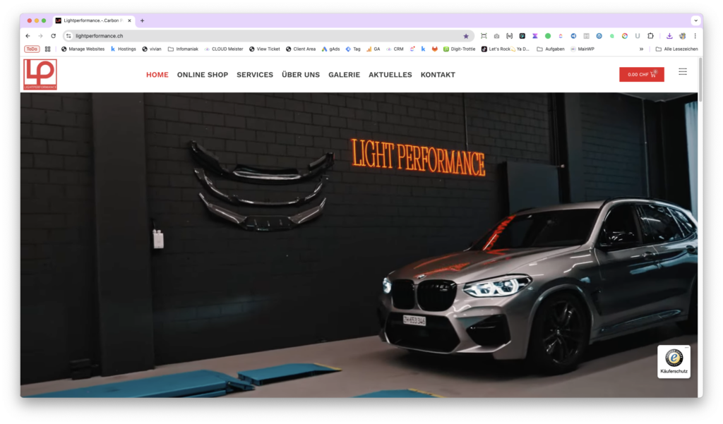 Silbernes Auto bei Light Performance Werkstatt