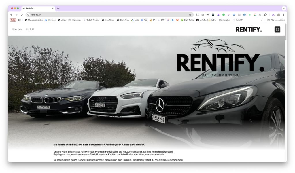 Drei geparkte Autos, Mietwagen von Rentify.